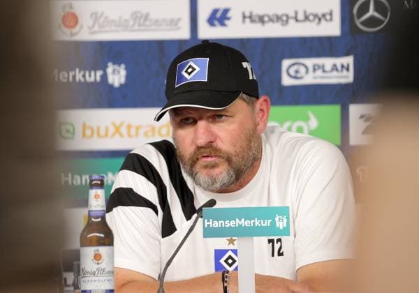Chetrainer Steffen Baumgart (HSV) Fussball, Herren, Saison 2024 2025, 2.BL, Volksparkstadion, Hamburger SV, Spieltags PK DFL REGULATIONS PROHIBIT ANY USE OF PHOTOGRAPHS AS IMAGE SEQUENCES AND OR QUASI-VIDEO.