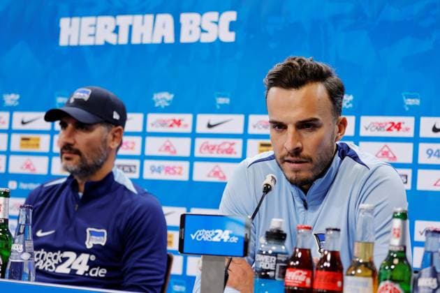 Cheftrainer Cristian Fiél, Hertha BSC, Stürmer Haris Tabakovic, Hertha BSC, Deutschland, Berlin, Sportpark, Fussball, Herren, Saison 2024 2025, 2. Bundesliga, Hertha BSC, Pressekonferenz mit Cheftrainer Cristian Fiél und Stürmer Haris Tabakovic vor dem Auswärtsspiel von Hertha BSC beim Hamburger SV