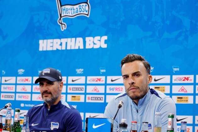 Cheftrainer Cristian Fiél, Hertha BSC, Stürmer Haris Tabakovic, Hertha BSC, Deutschland, Berlin, Sportpark, Fussball, Herren, Saison 2024 2025, 2. Bundesliga, Hertha BSC, Pressekonferenz mit Cheftrainer Cristian Fiél und Stürmer Haris Tabakovic vor dem Auswärtsspiel von Hertha BSC beim Hamburger SV