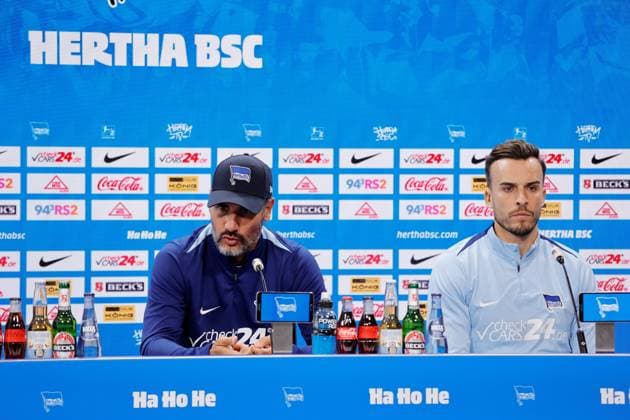Cheftrainer Cristian Fiél, Hertha BSC, Stürmer Haris Tabakovic, Hertha BSC, Deutschland, Berlin, Sportpark, Fussball, Herren, Saison 2024 2025, 2. Bundesliga, Hertha BSC, Pressekonferenz mit Cheftrainer Cristian Fiél und Stürmer Haris Tabakovic vor dem Auswärtsspiel von Hertha BSC beim Hamburger SV