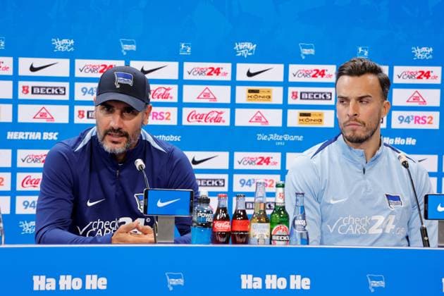 Cheftrainer Cristian Fiél, Hertha BSC, Stürmer Haris Tabakovic, Hertha BSC, Deutschland, Berlin, Sportpark, Fussball, Herren, Saison 2024 2025, 2. Bundesliga, Hertha BSC, Pressekonferenz mit Cheftrainer Cristian Fiél und Stürmer Haris Tabakovic vor dem Auswärtsspiel von Hertha BSC beim Hamburger SV