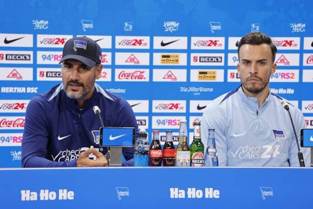 Cheftrainer Cristian Fiél, Hertha BSC, Stürmer Haris Tabakovic, Hertha BSC, Deutschland, Berlin, Sportpark, Fussball, Herren, Saison 2024 2025, 2. Bundesliga, Hertha BSC, Pressekonferenz mit Cheftrainer Cristian Fiél und Stürmer Haris Tabakovic vor dem Auswärtsspiel von Hertha BSC beim Hamburger SV