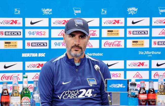 Cheftrainer Cristian Fiél, Hertha BSC, Deutschland, Berlin, Sportpark, Fussball, Herren, Saison 2024 2025, 2. Bundesliga, Hertha BSC, Pressekonferenz mit Cheftrainer Cristian Fiél und Stürmer Haris Tabakovic vor dem Auswärtsspiel von Hertha BSC beim Hamburger SV