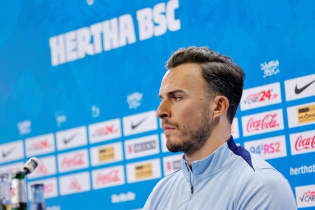 Stürmer Haris Tabakovic, Hertha BSC, Deutschland, Berlin, Sportpark, Fussball, Herren, Saison 2024 2025, 2. Bundesliga, Hertha BSC, Pressekonferenz mit Cheftrainer Cristian Fiél und Stürmer Haris Tabakovic vor dem Auswärtsspiel von Hertha BSC beim Hamburger SV