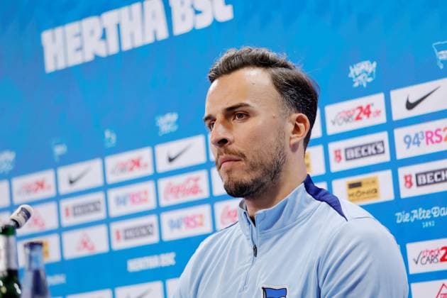 Stürmer Haris Tabakovic, Hertha BSC, Deutschland, Berlin, Sportpark, Fussball, Herren, Saison 2024 2025, 2. Bundesliga, Hertha BSC, Pressekonferenz mit Cheftrainer Cristian Fiél und Stürmer Haris Tabakovic vor dem Auswärtsspiel von Hertha BSC beim Hamburger SV