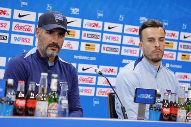 Cheftrainer Cristian Fiél, Hertha BSC, Stürmer Haris Tabakovic, Hertha BSC, Deutschland, Berlin, Sportpark, Fussball, Herren, Saison 2024 2025, 2. Bundesliga, Hertha BSC, Pressekonferenz mit Cheftrainer Cristian Fiél und Stürmer Haris Tabakovic vor dem Auswärtsspiel von Hertha BSC beim Hamburger SV