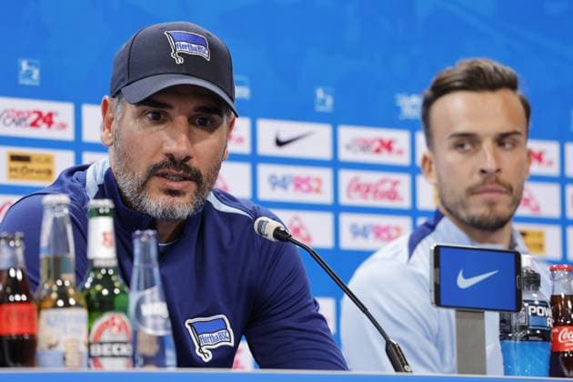 Cheftrainer Cristian Fiél, Hertha BSC, Stürmer Haris Tabakovic, Hertha BSC, Deutschland, Berlin, Sportpark, Fussball, Herren, Saison 2024 2025, 2. Bundesliga, Hertha BSC, Pressekonferenz mit Cheftrainer Cristian Fiél und Stürmer Haris Tabakovic vor dem Auswärtsspiel von Hertha BSC beim Hamburger SV