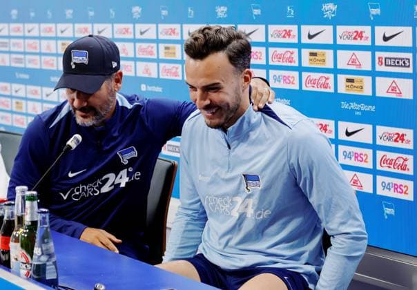 Cheftrainer Cristian Fiél, Hertha BSC, Stürmer Haris Tabakovic, Hertha BSC, Deutschland, Berlin, Sportpark, Fussball, Herren, Saison 2024 2025, 2. Bundesliga, Hertha BSC, Pressekonferenz mit Cheftrainer Cristian Fiél und Stürmer Haris Tabakovic vor dem Auswärtsspiel von Hertha BSC beim Hamburger SV