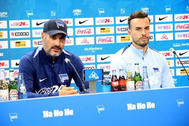 DEU, DFL, 2. FBL, Hertha BSC PK, 08.08.2024, Hertha-Geschaeftsstelle, Berlin, DEU, DFL, 2. FBL, Hertha BSC PK, im Bild Cheftrainer Cristian Fiel (Hertha BSC Berlin), Haris Tabakovic (Hertha BSC Berlin 25) DFL - regulations prohibit any use of Photographs as image sequences and or quasi-video Foto: Juergen Engler nordphoto GmbH
