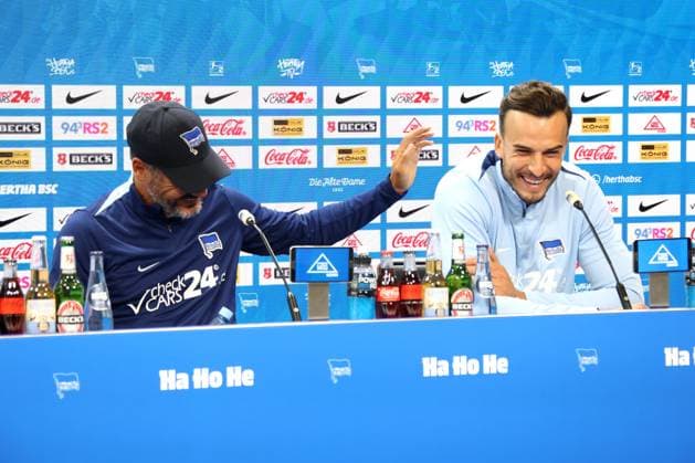 DEU, DFL, 2. FBL, Hertha BSC PK, 08.08.2024, Hertha-Geschaeftsstelle, Berlin, DEU, DFL, 2. FBL, Hertha BSC PK, im Bild Cheftrainer Cristian Fiel (Hertha BSC Berlin), Haris Tabakovic (Hertha BSC Berlin 25) DFL - regulations prohibit any use of Photographs as image sequences and or quasi-video Foto: Juergen Engler nordphoto GmbH