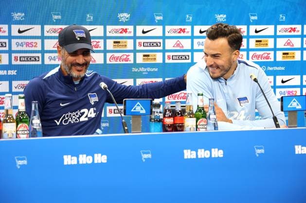 DEU, DFL, 2. FBL, Hertha BSC PK, 08.08.2024, Hertha-Geschaeftsstelle, Berlin, DEU, DFL, 2. FBL, Hertha BSC PK, im Bild Cheftrainer Cristian Fiel (Hertha BSC Berlin), Haris Tabakovic (Hertha BSC Berlin 25) DFL - regulations prohibit any use of Photographs as image sequences and or quasi-video Foto: Juergen Engler nordphoto GmbH