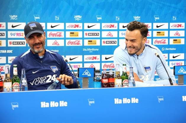 Sport Bilder des Tages DEU, DFL, 2. FBL, Hertha BSC PK, 08.08.2024, Hertha-Geschaeftsstelle, Berlin, DEU, DFL, 2. FBL, Hertha BSC PK, im Bild Cheftrainer Cristian Fiel (Hertha BSC Berlin), Haris Tabakovic (Hertha BSC Berlin 25) DFL - regulations prohibit any use of Photographs as image sequences and or quasi-video Foto: Juergen Engler nordphoto GmbH