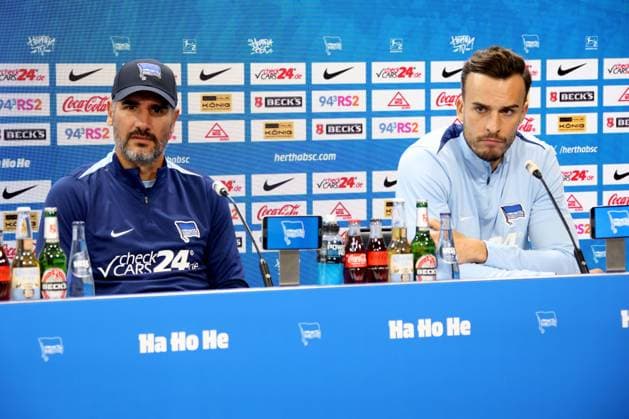 DEU, DFL, 2. FBL, Hertha BSC PK, 08.08.2024, Hertha-Geschaeftsstelle, Berlin, DEU, DFL, 2. FBL, Hertha BSC PK, im Bild Cheftrainer Cristian Fiel (Hertha BSC Berlin), Haris Tabakovic (Hertha BSC Berlin 25) DFL - regulations prohibit any use of Photographs as image sequences and or quasi-video Foto: Juergen Engler nordphoto GmbH