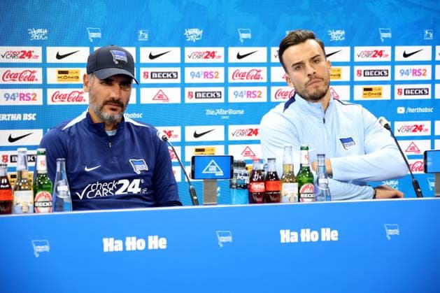 DEU, DFL, 2. FBL, Hertha BSC PK, 08.08.2024, Hertha-Geschaeftsstelle, Berlin, DEU, DFL, 2. FBL, Hertha BSC PK, im Bild Cheftrainer Cristian Fiel (Hertha BSC Berlin), Haris Tabakovic (Hertha BSC Berlin 25) DFL - regulations prohibit any use of Photographs as image sequences and or quasi-video Foto: Juergen Engler nordphoto GmbH