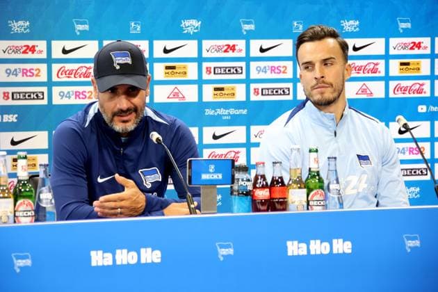 DEU, DFL, 2. FBL, Hertha BSC PK, 08.08.2024, Hertha-Geschaeftsstelle, Berlin, DEU, DFL, 2. FBL, Hertha BSC PK, im Bild Cheftrainer Cristian Fiel (Hertha BSC Berlin), Haris Tabakovic (Hertha BSC Berlin 25) DFL - regulations prohibit any use of Photographs as image sequences and or quasi-video Foto: Juergen Engler nordphoto GmbH