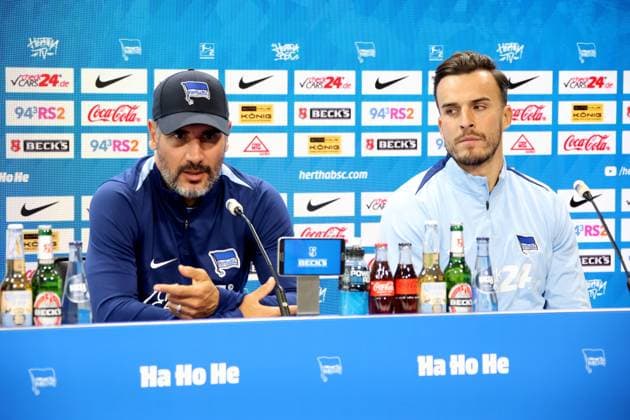 DEU, DFL, 2. FBL, Hertha BSC PK, 08.08.2024, Hertha-Geschaeftsstelle, Berlin, DEU, DFL, 2. FBL, Hertha BSC PK, im Bild Cheftrainer Cristian Fiel (Hertha BSC Berlin), Haris Tabakovic (Hertha BSC Berlin 25) DFL - regulations prohibit any use of Photographs as image sequences and or quasi-video Foto: Juergen Engler nordphoto GmbH