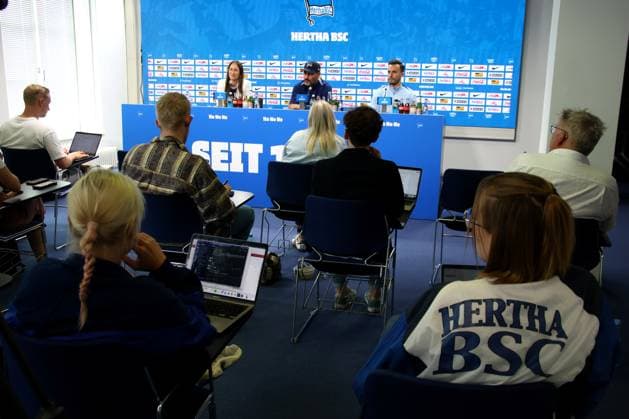 DEU, DFL, 2. FBL, Hertha BSC PK, 08.08.2024, Hertha-Geschaeftsstelle, Berlin, DEU, DFL, 2. FBL, Hertha BSC PK, im Bild Cheftrainer Cristian Fiel (Hertha BSC Berlin), Haris Tabakovic (Hertha BSC Berlin 25) DFL - regulations prohibit any use of Photographs as image sequences and or quasi-video Foto: Juergen Engler nordphoto GmbH