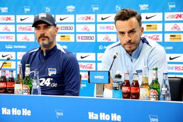 DEU, DFL, 2. FBL, Hertha BSC PK, 08.08.2024, Hertha-Geschaeftsstelle, Berlin, DEU, DFL, 2. FBL, Hertha BSC PK, im Bild Cheftrainer Cristian Fiel (Hertha BSC Berlin), Haris Tabakovic (Hertha BSC Berlin 25) DFL - regulations prohibit any use of Photographs as image sequences and or quasi-video Foto: Juergen Engler nordphoto GmbH