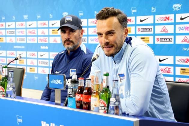 DEU, DFL, 2. FBL, Hertha BSC PK, 08.08.2024, Hertha-Geschaeftsstelle, Berlin, DEU, DFL, 2. FBL, Hertha BSC PK, im Bild Cheftrainer Cristian Fiel (Hertha BSC Berlin), Haris Tabakovic (Hertha BSC Berlin 25) DFL - regulations prohibit any use of Photographs as image sequences and or quasi-video Foto: Juergen Engler nordphoto GmbH