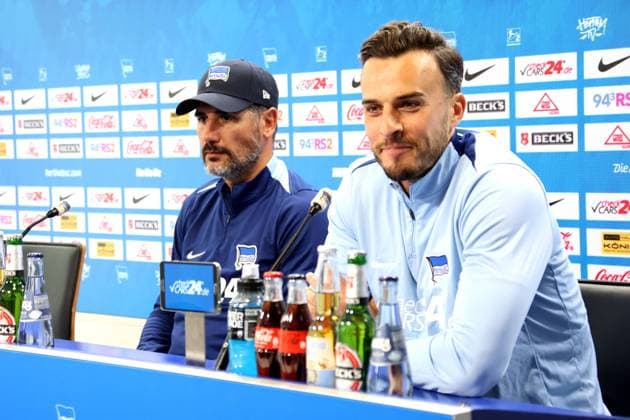 DEU, DFL, 2. FBL, Hertha BSC PK, 08.08.2024, Hertha-Geschaeftsstelle, Berlin, DEU, DFL, 2. FBL, Hertha BSC PK, im Bild Cheftrainer Cristian Fiel (Hertha BSC Berlin), Haris Tabakovic (Hertha BSC Berlin 25) DFL - regulations prohibit any use of Photographs as image sequences and or quasi-video Foto: Juergen Engler nordphoto GmbH