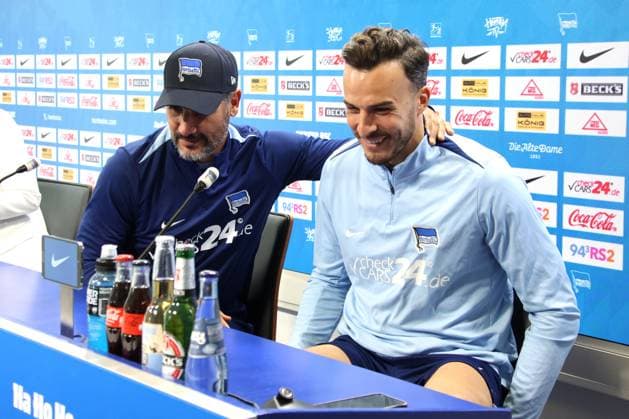 DEU, DFL, 2. FBL, Hertha BSC PK, 08.08.2024, Hertha-Geschaeftsstelle, Berlin, DEU, DFL, 2. FBL, Hertha BSC PK, im Bild Cheftrainer Cristian Fiel (Hertha BSC Berlin), Haris Tabakovic (Hertha BSC Berlin 25) DFL - regulations prohibit any use of Photographs as image sequences and or quasi-video Foto: Juergen Engler nordphoto GmbH