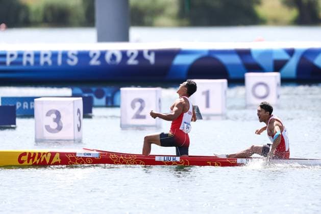 Bilder des Jahres 2024, Sport 08 August Sport Themen der Woche KW32 Sport Bilder des Tages OLYMPICS - Olympic Summer Games 2024 PARIS,FRANCE,08.AUG.24 - OLYMPICS, CANOE - Olympic Summer Games Paris 2024, Canoe sprint, 500m, final, double, men. Image shows the rejoicing of team CHN.  GEPAxpictures xArminxRauthner