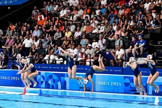 Athletes of team Italy prepare to compete in the Water polo, Wasserball women match between team Italy (white caps) and team Canada (blue caps) of the Paris 2024 Olympic Games, Olympische Spiele, Olympia, OS at La Defense Arena in Paris (France), August 08, 2024. Giorgio Scala