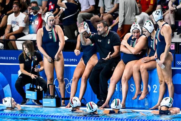 Cosimino Di Cecca talks to the team during a time out of the Water polo, Wasserball women match between team Italy (white caps) and team Canada (blue caps) of the Paris 2024 Olympic Games, Olympische Spiele, Olympia, OS at La Defense Arena in Paris (France), August 08, 2024. Giorgio Scala