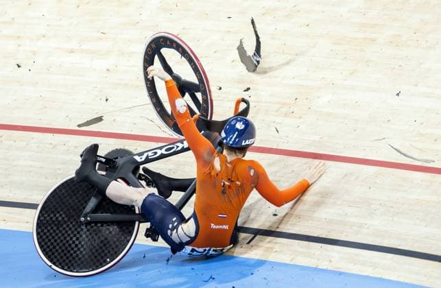 Sport Themen der Woche KW32 Sport Bilder des Tages SAINT-QUENTIN-EN-YVELINES - Steffie van der Peet crashes during the quarter-finals of the keirin (women) section of Track cycling, Rad, Radsport, Bahnrad, Bahn in the Velodrome at the Olympic Games, Olympische Spiele, Olympia, OS ANP KOEN VAN WEEL xVIxANPxSportx xxANPxIVx 505491998 originalFilename: 505491998.jpg