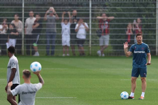 Sport Themen der Woche KW32 Sport Bilder des Tages 08.08.2024, Leverkusen, Fußball, Bayer 04 Leverkusen, Training Herren, BayArena, Saison 2024: Cheftrainer Xabi Alonso Nordrhein-Westfalen Deutschland *** 08 08 2024, Leverkusen, soccer, Bayer 04 Leverkusen, training men, BayArena, season 2024 head coach Xabi Alonso North Rhine-Westphalia Germany