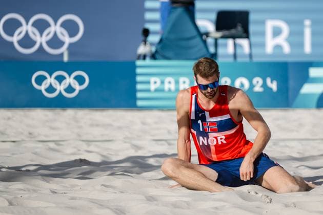 240808 Anders Mol of Norway looks dejected in a men s Beach volleyball, Beachvolleyball semifinal match between Germany and Norway during day 13 of the Paris 2024 Olympics on August 8, 2024 in Paris. Photo: Jon Olav Nesvold BILDBYRAN COP 217 JE0103 beachvolleyboll beach volleyball sandvolleyball paris 2024 olympics day 13 germany - norway bbeng depp Copyright: JONxOLAVxNESVOLD BB240808JE065