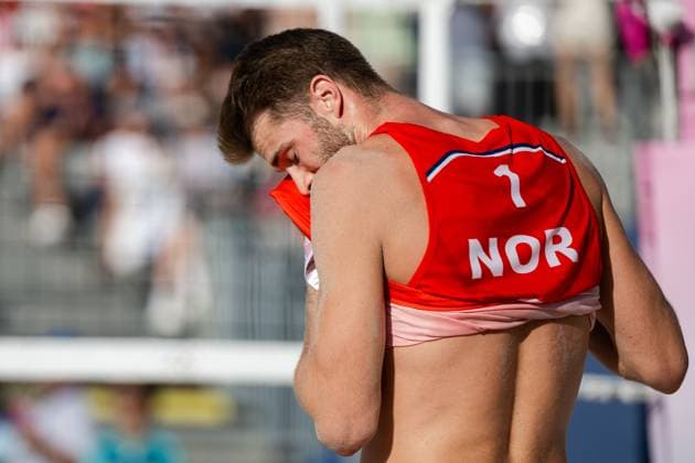 240808 Anders Mol of Norway looks dejected in a men s Beach volleyball, Beachvolleyball semifinal match between Germany and Norway during day 13 of the Paris 2024 Olympics on August 8, 2024 in Paris. Photo: Jon Olav Nesvold BILDBYRAN COP 217 JE0103 beachvolleyboll beach volleyball sandvolleyball paris 2024 olympics day 13 germany - norway bbeng depp Copyright: JONxOLAVxNESVOLD BB240808JE066
