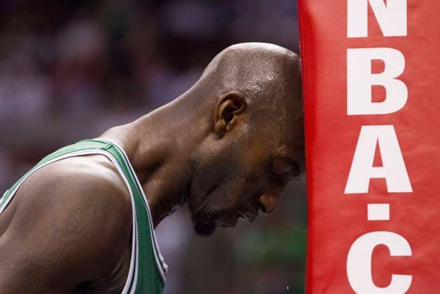 NBA, Basketball Herren, USA 2012: Celtics vs 76ers MAY 18 May 18, 2012: Boston Celtics power forward Kevin Garnett (5) rests his head on the pad prior to the start of the second half during the NBA Eastern Conference Semi-finals Game 4 between the Boston Celtics and the Philadelphia 76ers at the Wells Fargo Center in Philadelphia, Pennsylvania. The Philadelphia 76ers beat the Boston Celtics, 92-83, to tie the series 2-2.(Credit Image: Chris Szagola Cal Media) Philadelphia Pennsylvania U.S. EDITORIAL USE ONLY Copyright: xx ZUMA-20120518_zaf_cs7_042.jpg ChrisxSzagolax csmphoto603960