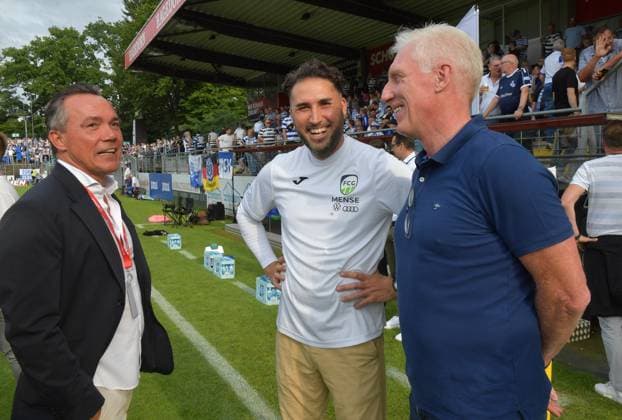 26.07.2024, GER, Fussball, Regionalliga West, Saison 2024 2025, 01. Spieltag, Ohlendorf Stadion im Heidewald, Gütersloh FC Gütersloh - MSV Duisburg 0 : 1 Thomas Hagedorn (Hauptsponsor FC Gütersloh, links), Julian Hesse (Trainer FC Gütersloh, Mitte) und Rob Reekers (Sportlicher Leiter FC Gütersloh), Aktion, Einzelbild, Quer, Mimik, Gestik, Trainer, Coach *** 26 07 2024, GER, Soccer, Regionalliga West, Season 2024 2025, 01 Matchday, Ohlendorf Stadion im Heidewald, Gütersloh FC Gütersloh MSV Duisburg 0 1 Thomas Hagedorn main sponsor FC Gütersloh, left , Julian Hesse coach FC Gütersloh, center and Rob Reekers sporting director FC Gütersloh , action, single picture, cross, facial expression, gesture, coach, coach