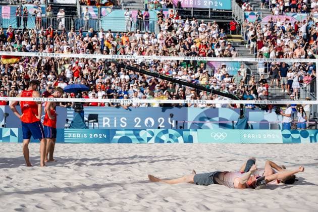 240808 Anders Mol and Christian Sorum of Norway look dejected after a men s Beach volleyball, Beachvolleyball semifinal match between Germany and Norway during day 13 of the Paris 2024 Olympics on August 8, 2024 in Paris. Photo: Jon Olav Nesvold BILDBYRAN COP 217 JE0103 beachvolleyboll beach volleyball sandvolleyball paris 2024 olympics day 13 germany - norway bbeng depp Copyright: JONxOLAVxNESVOLD BB240808JE079