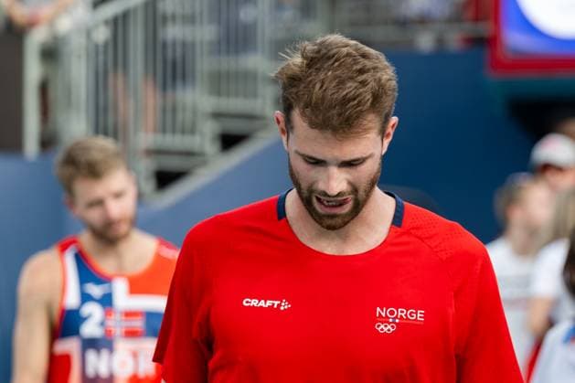 240808 Anders Mol of Norway looks dejected after a men s Beach volleyball, Beachvolleyball semifinal match between Germany and Norway during day 13 of the Paris 2024 Olympics on August 8, 2024 in Paris. Photo: Jon Olav Nesvold BILDBYRAN COP 217 JE0103 beachvolleyboll beach volleyball sandvolleyball paris 2024 olympics day 13 germany - norway bbeng depp Copyright: JONxOLAVxNESVOLD BB240808JE086