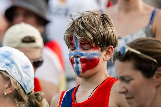 240808 Fans of Norway look dejected after a men s Beach volleyball, Beachvolleyball semifinal match between Germany and Norway during day 13 of the Paris 2024 Olympics on August 8, 2024 in Paris. Photo: Jon Olav Nesvold BILDBYRAN COP 217 JE0103 beachvolleyboll beach volleyball sandvolleyball paris 2024 olympics day 13 germany - norway bbeng depp Copyright: JONxOLAVxNESVOLD BB240808JE087