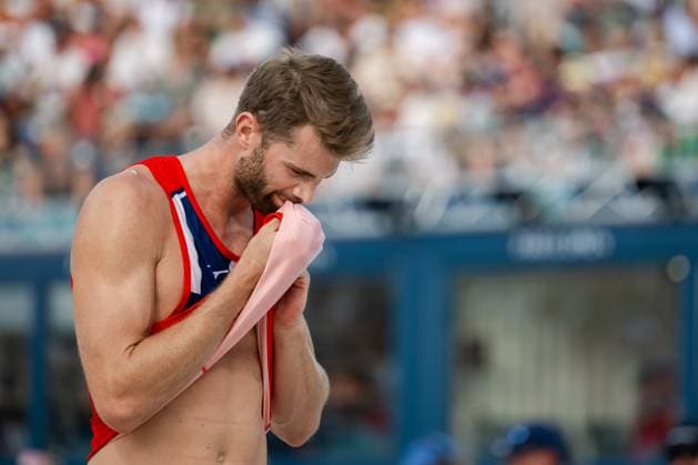 240808 Anders Mol of Norway looks dejected in a men s Beach volleyball, Beachvolleyball semifinal match between Germany and Norway during day 13 of the Paris 2024 Olympics on August 8, 2024 in Paris. Photo: Jon Olav Nesvold BILDBYRAN COP 217 JE0103 beachvolleyboll beach volleyball sandvolleyball paris 2024 olympics day 13 germany - norway bbeng depp Copyright: JONxOLAVxNESVOLD BB240808JE090