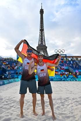 Sport Bilder des Tages Olympische Spiele Beach volleyball, Beachvolleyball ; Paris 08.08.2024 Halbfinale, Herren, GER_NOR, Nils Ehlers (1, GER), Clemens Wickler (2, GER), Copyright: xBEAUTIFULxSPORTS TomxBlochx
