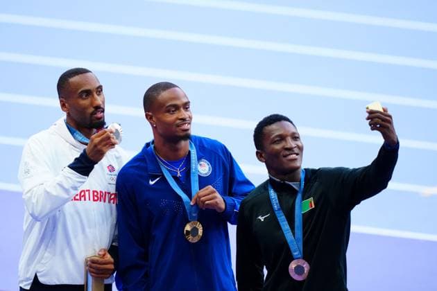 Silver Medalist Matthew Hudson-Smith (left), Gold Medalist Quincy Hall (centre) and Bronze Medalist Muzala Samukonga (right) pose for a selfie Paris 2024 Olympic Games, Olympische Spiele, Olympia, OS Day Thirteen, Paris, France - 08 Aug 2024  Copyright: xJavierxGarcia Shutterstockx 14622972q