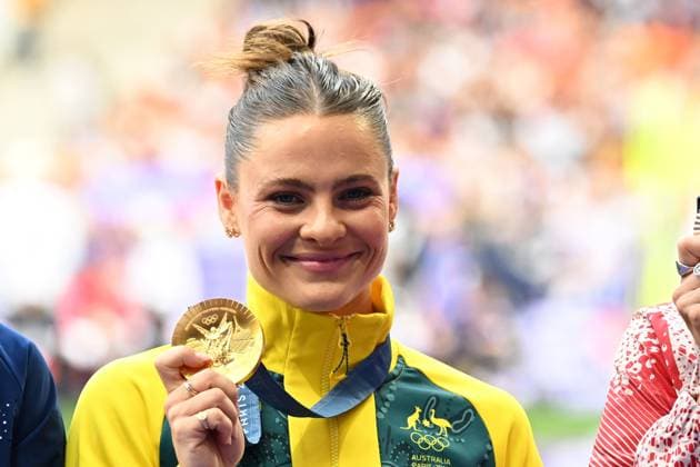 OLY24 ATHLETICS, Gold medallist Australian pole vaulter Nina Kennedy poses with her gold medal on the podium after she won the Women s Pole Vault Final at the Stade de France in Saint-Denis, as part of the 2024 Paris Summer Olympic Games, Olympische Spiele, Olympia, OS in, France, Thursday, August 08, 2024. ( NO ARCHIVING, EDITORIAL USE ONLY, NO USE IN BOOKS WITHOUT CONSENT SAINT-DENIS FRANCE Copyright: xDEANxLEWINSx 20240809147592436030