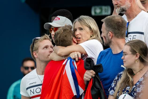 240808 Anders Mol of Norway with his family after a men s Beach volleyball, Beachvolleyball semifinal match between Germany and Norway during day 13 of the Paris 2024 Olympics on August 8, 2024 in Paris. Photo: Jon Olav Nesvold BILDBYRAN COP 217 JE0103 beachvolleyboll beach volleyball sandvolleyball paris 2024 olympics day 13 germany - norway bbeng depp Copyright: JONxOLAVxNESVOLD BB240808JE097