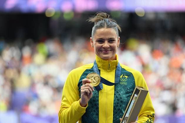 OLY24 ATHLETICS, Gold medallist Australian pole vaulter Nina Kennedy poses with her gold medal on the podium after she won the Women s Pole Vault Final at the Stade de France in Saint-Denis, as part of the 2024 Paris Summer Olympic Games, Olympische Spiele, Olympia, OS in, France, Thursday, August 08, 2024. ( NO ARCHIVING, EDITORIAL USE ONLY, NO USE IN BOOKS WITHOUT CONSENT SAINT-DENIS FRANCE Copyright: xDEANxLEWINSx 20240809125577983711