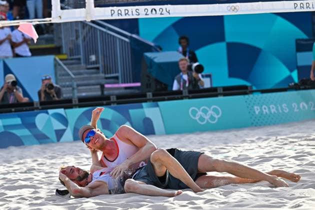 Sport Bilder des Tages Olympische Spiele Beach volleyball, Beachvolleyball ; Paris 08.08.2024 Halbfinale, Herren, GER_NOR, Nils Ehlers (1, GER), Clemens Wickler (2, GER), Copyright: xBEAUTIFULxSPORTS TomxBlochx