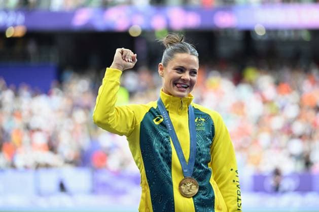 Sport Themen der Woche KW32 Sport Bilder des Tages OLY24 ATHLETICS, Gold medallist Australian pole vaulter Nina Kennedy poses with her gold medal on the podium after she won the Women s Pole Vault Final at the Stade de France in Saint-Denis, as part of the 2024 Paris Summer Olympic Games, Olympische Spiele, Olympia, OS in, France, Thursday, August 08, 2024. ( NO ARCHIVING, EDITORIAL USE ONLY, NO USE IN BOOKS WITHOUT CONSENT SAINT-DENIS FRANCE  Copyright: xDEANxLEWINSx 20240809169747828185