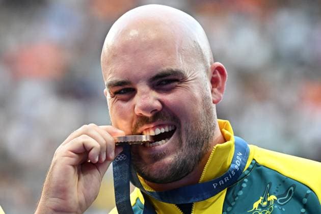 OLY24 ATHLETICS, Bronze medallist Australian discus thrower Matthew Denny poses with his medal on the podium during the medal ceremony for the Men s Discus Throw Final at Stade de France in Saint-Denis, as part of the 2024 Paris Olympic Games, Olympische Spiele, Olympia, OS France, Wednesday, August 07, 2024. ( NO ARCHIVING, EDITORIAL USE ONLY, NO USE IN BOOKS WITHOUT CONSENT SAINT-DENIS FRANCE Copyright: xDEANxLEWINSx 20240809142704560103