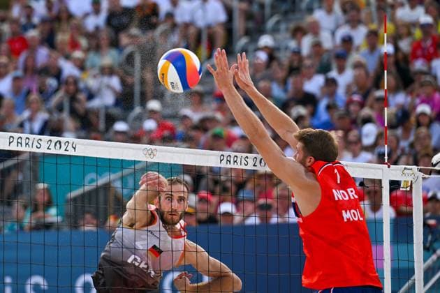 Olympische Spiele Beach volleyball, Beachvolleyball ; Paris 08.08.2024 Halbfinale, Herren, GER_NOR, Clemens Wickler (2, GER), im Angriff gegen Anders Mol, Copyright: xBEAUTIFULxSPORTS TomxBlochx