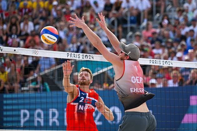 Olympische Spiele Beach volleyball, Beachvolleyball ; Paris 08.08.2024 Halbfinale, Herren, GER_NOR, Nils Ehlers (1, GER), blockt Christian Soerum links, Copyright: xBEAUTIFULxSPORTS TomxBlochx