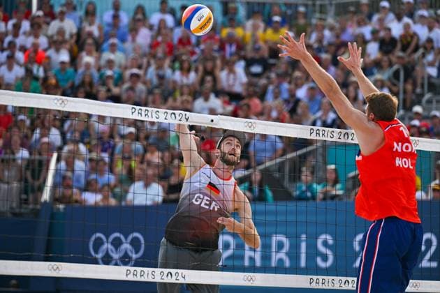 Olympische Spiele Beach volleyball, Beachvolleyball ; Paris 08.08.2024 Halbfinale, Herren, GER_NOR, Clemens Wickler (2, GER), gegen Anders Mol, Copyright: xBEAUTIFULxSPORTS TomxBlochx