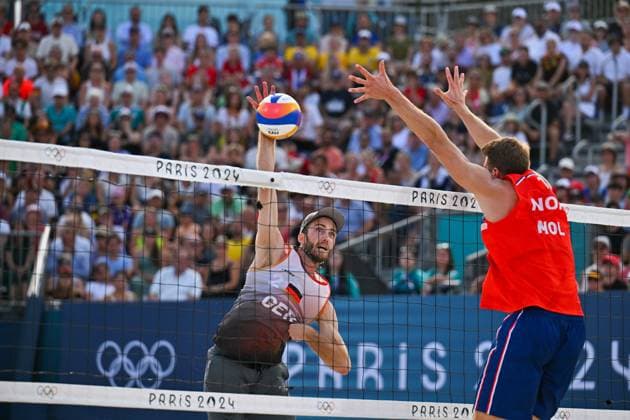 Olympische Spiele Beach volleyball, Beachvolleyball ; Paris 08.08.2024 Halbfinale, Herren, GER_NOR, Clemens Wickler (2, GER), gegen Anders Mol, Copyright: xBEAUTIFULxSPORTS TomxBlochx
